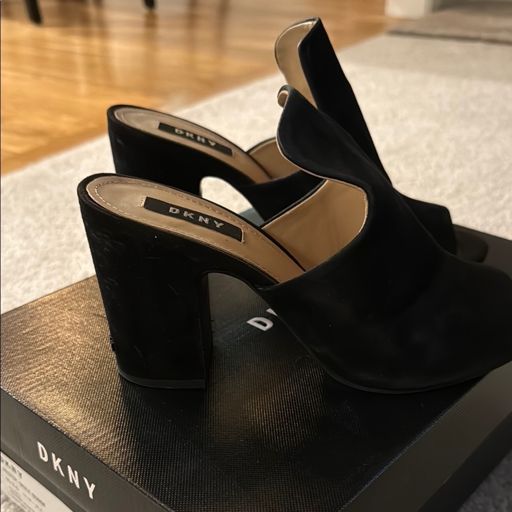 DKNY Elegant Black suede  Heeled Mule sandals